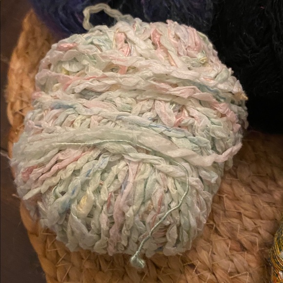 Assorted yarn bundle including merino wool and very thin variegated thread yarn - Picture 9 of 12